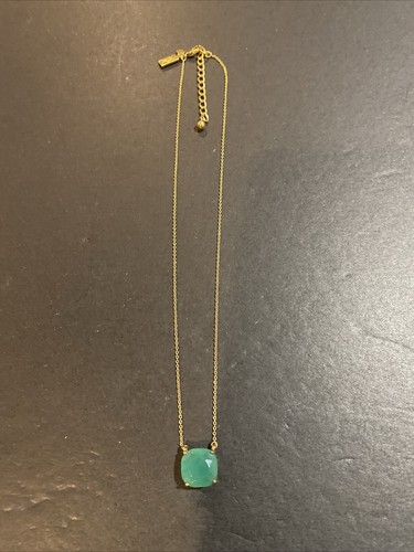 Signierte Kate Spade goldfarbene grüne zierliche Kristall Halskette mit Anhänger