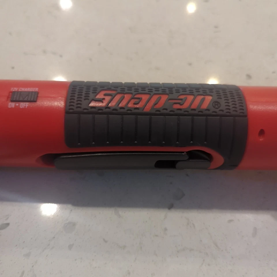 Snap-on 92179 8-LED Crank Emergency Flashlight with AM, FM, Weather Band & NOA - Image 2 of 4