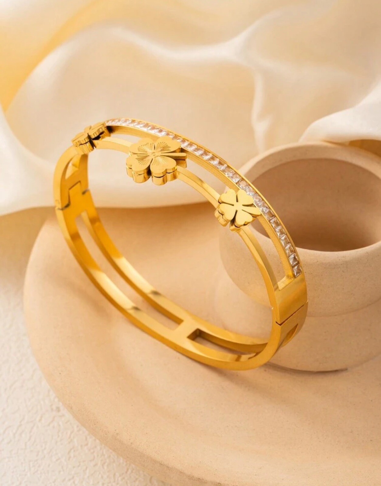 Bracelet fleurs or en acier inoxydable : le jonc large dore haut de gamme