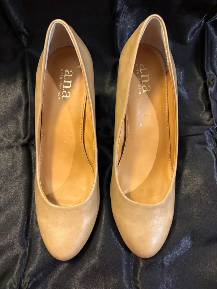 A.N.A. Zapatos de tacón de cuña beige para mujer - Aspecto de cuero - Sin cordones cómodos talla 7,5 Foto 2 de 4