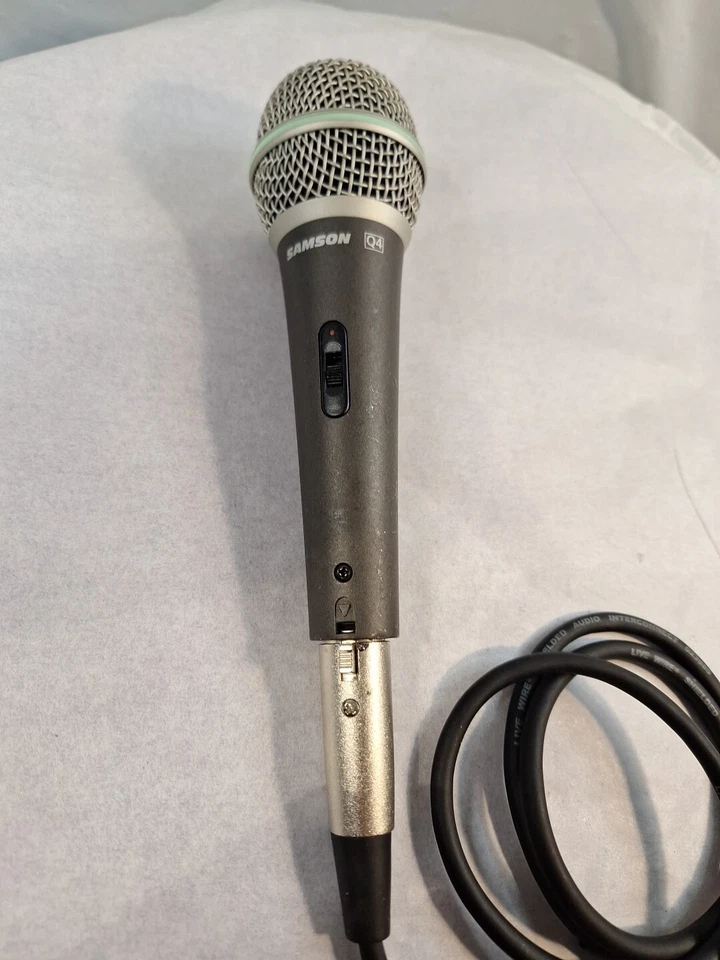 Samson Q4 Dynamic Super-Cardioid Handheld Microphone with 1/4” To XLR cable - Image 2 of 3