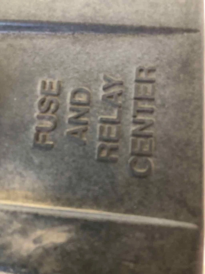 2000 - 2002 SATURN S SERIES SL1 compartimento da caixa de fusíveis do motor 1.9L 15328707 fabricante de equipamento original - Imagem 3 de 4