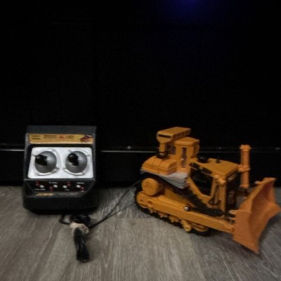 1988 The CAT D9L Remote Control Bulldozer missing battery case UNTESTED 