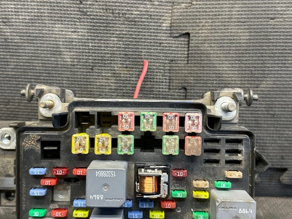 Cadillac Escalade 2004 ESV 6,0 L motor caja de fusibles 03 04 05 06 fabricante de equipos originales Foto 3 de 4