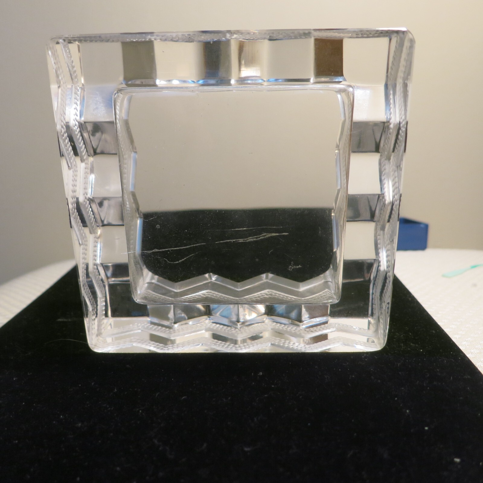 LALIQUE SQUARE CRYSTAL VASE/ASHTRAY DECO DESIGN. SIGNED LALIQUE, FROM