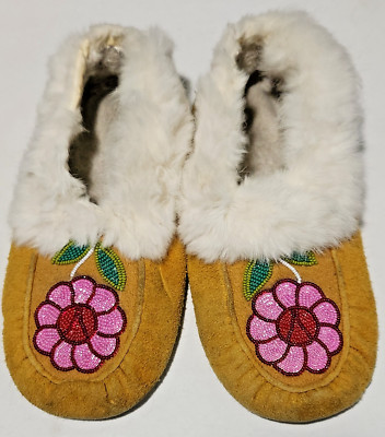 BEAUTIFUL VINTAGE NATIVE AMERICAN FLORAL BEADED MOCCASINS