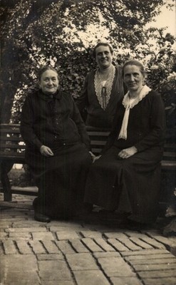 Foto Ak drei Frauen  auf einer Parkbank, Portrait - 4914964