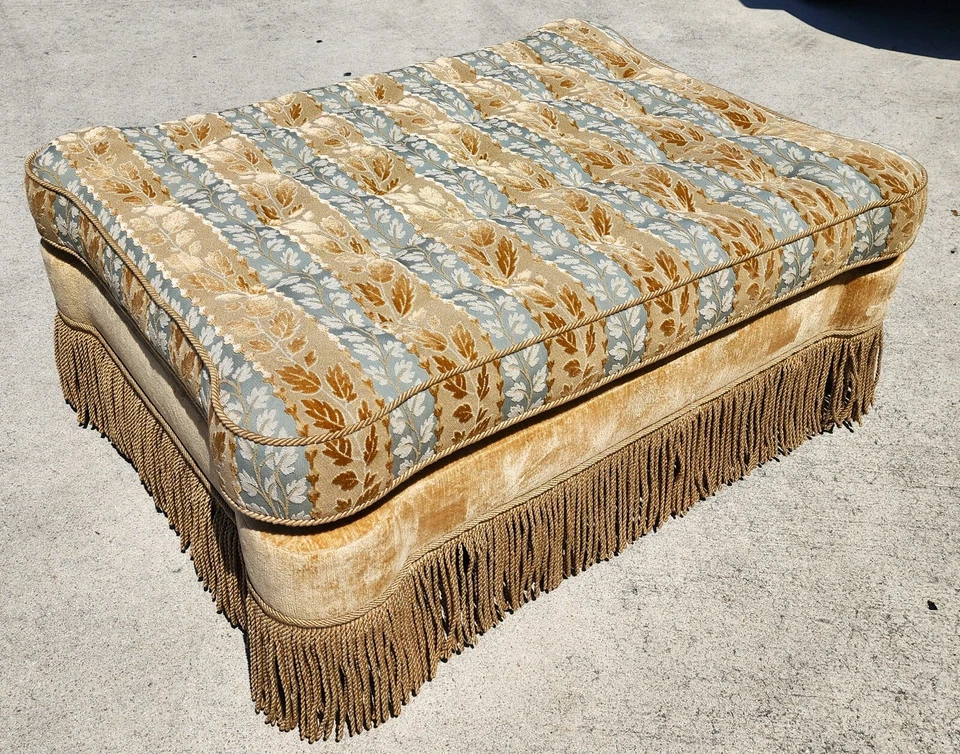 Otomana de cóctel de diseño de gran tamaño Foto 3 de 4