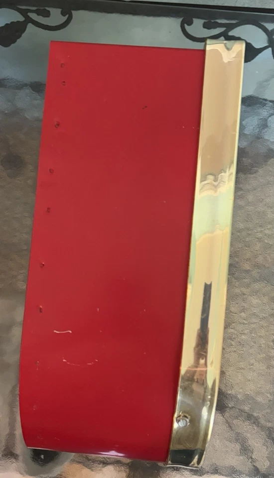 Acrílico rojo vintage recuperado con borde dorado canal letra U decoración urbana retro Foto 4 de 4