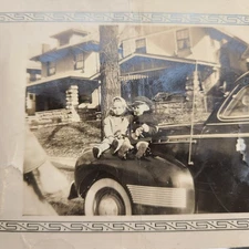Photo Midwest Girl Boy Sitting on Classic Car (DAMAGE) Well Dressed Hat 1940s