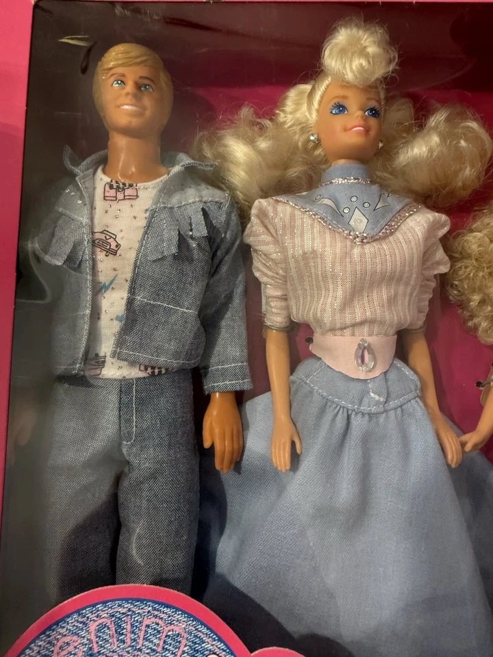 #4639 Mattel Toys R Us Cool City Blues Denim Divertido Barbie, Ken, Skipper 1989 NRFB Foto 2 de 4