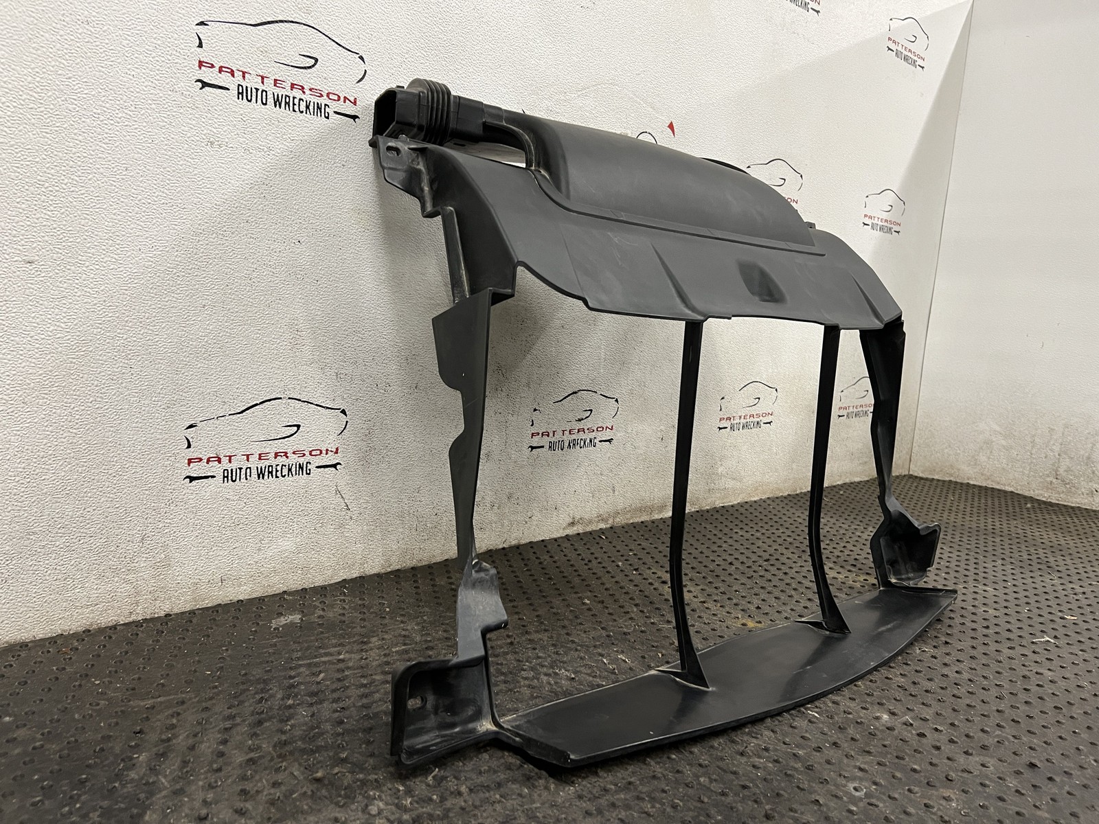 14-20 MASERATI GHIBLI FRONT RADIATOR AIR GUIDE DEFLECTOR SHROUD INTAKE DUCT OEM