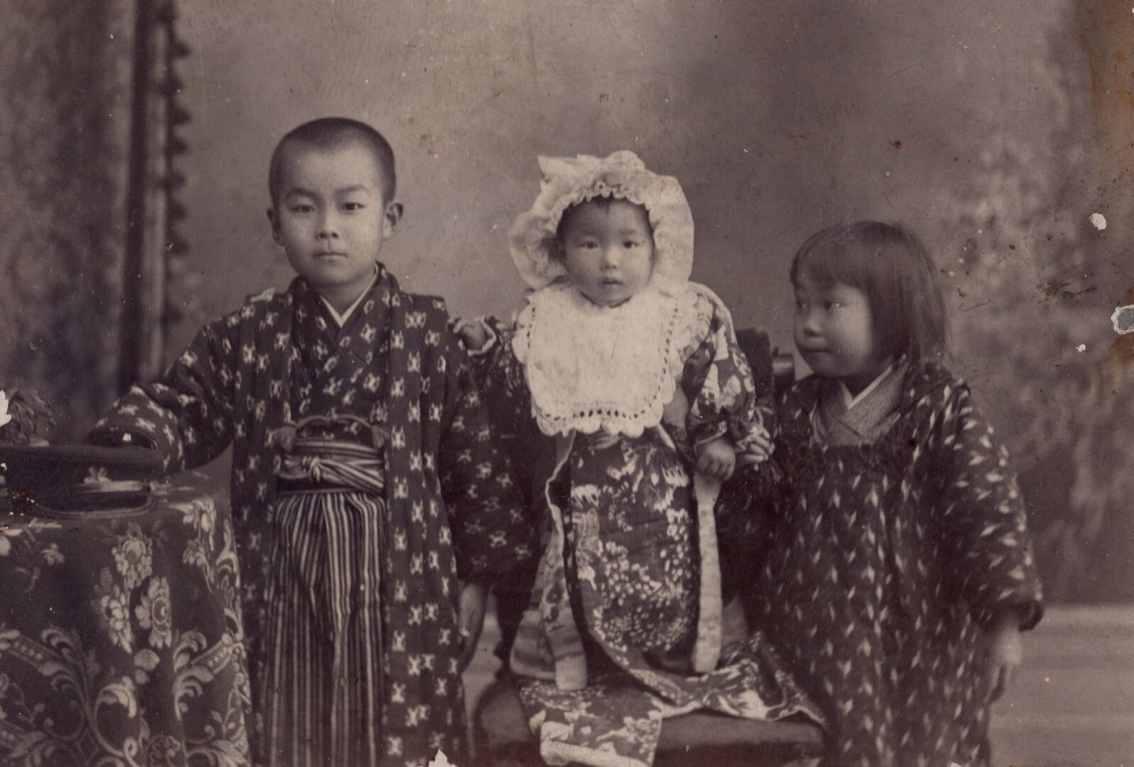 CIRCA 1900s CABINET CARD T. YASHIDA CHILDREN IN FORMAL ROBES KURUME JAPAN — additional view