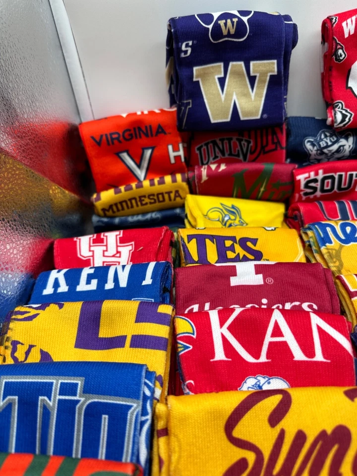 NEW ONE PAIR MENS "FOR BARE FEET" OFFICIALLY LICENSED COLLEGIATE SOCKS - Image 3 of 4