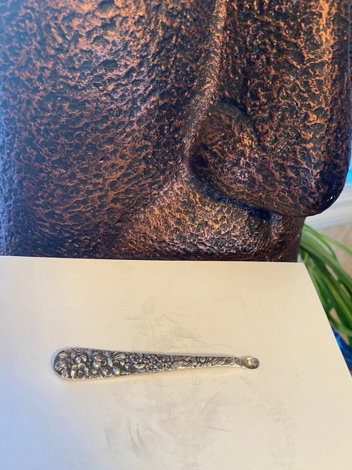 "CUCHARA DE SAL DE PLATA ESTERLINA STIEFF 3 1/2"" CON DISEÑO DE ROSA REPUJADA" Foto 2 de 4