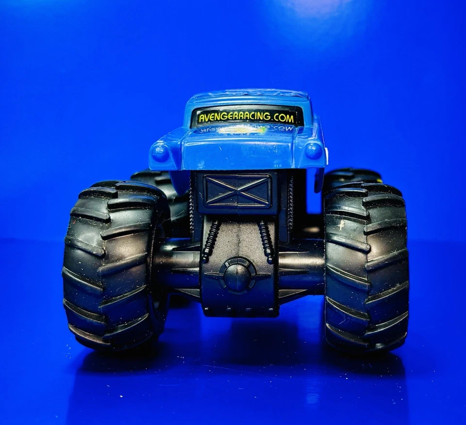 AVENGER MONSTER JAM HOT WHEELS REV TREDZ FRICTION ACTION BLUE PLASTIC 2010. - Image 2 of 4