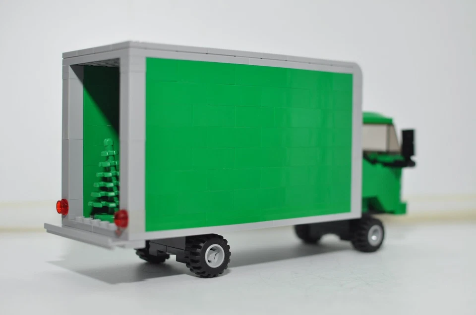 Camión de mudanza verde modelo MOC personalizado compatible y construido con ladrillos LEGO® reales Foto 2 de 3