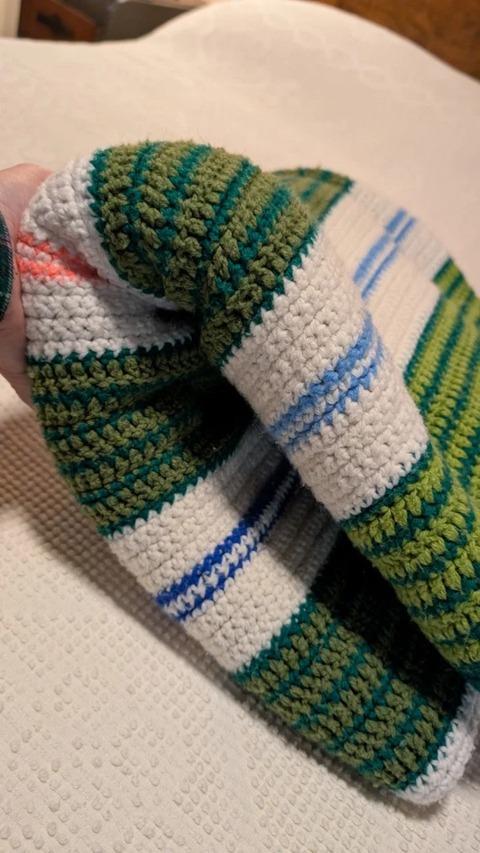 Cobertor de crochê vintage 71x58" verde listrado malha afegã Grandmacore - Imagem 3 de 4