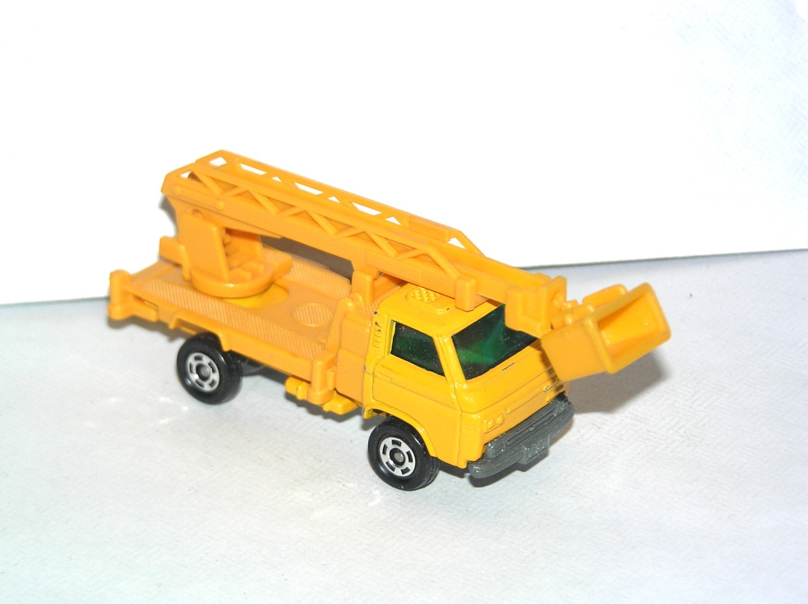 Vintage Tomica TOMY Nissan Crane **YELLOW LIGHT SPECIAL**