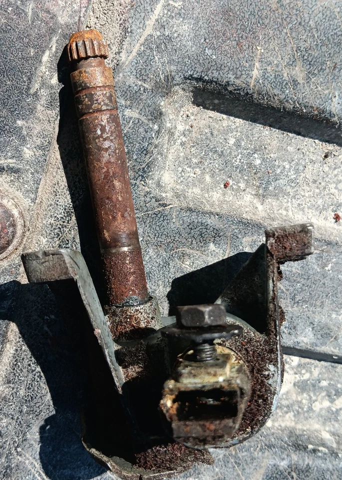 Control de manivela de alerón/ventilación del lado del pasajero de un Pontiac LeMans 1971 Foto 2 de 4