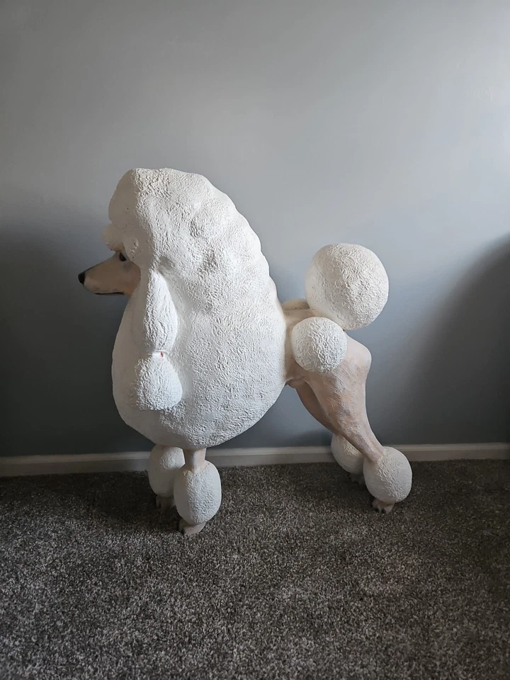 Estatua de caniche tamaño real Foto 2 de 4