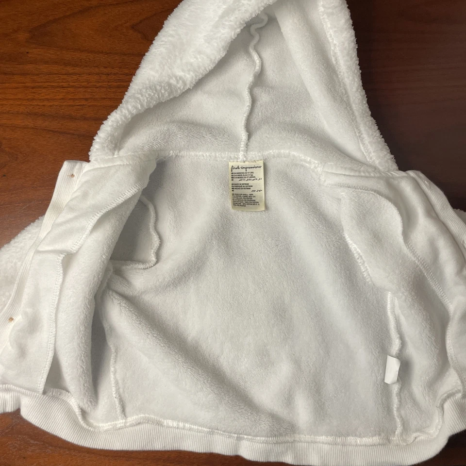 Casaco de bebê First Impressions pele sintética difusa com capuz 3-6 meses branco - Imagem 4 de 4