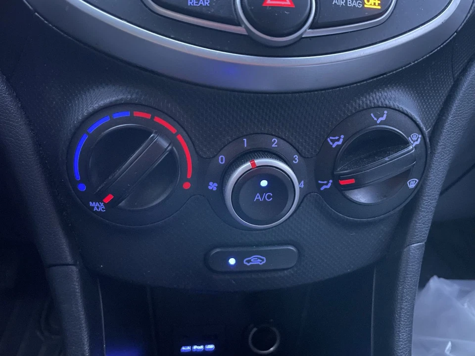 Unidad de control de aire acondicionado para calefacción Hyundai Accent 2012-2014 controles manuales moldura opaca OEM Foto 2 de 4