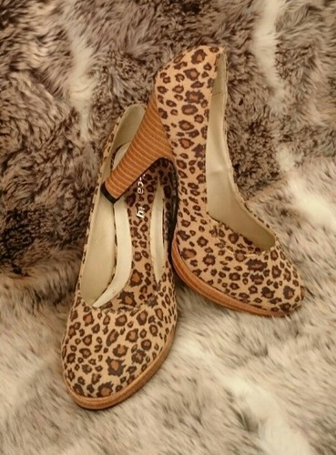 round toe leopard print heels