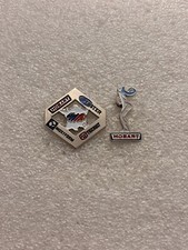 Lot X 2 Pin’s Hobart Foster Tricault Inoxyform Pin Up Signé SP  Pin Pins Badge