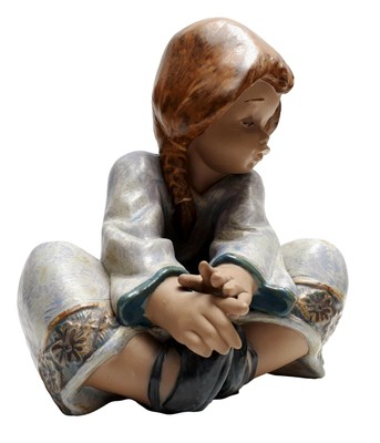 Lladro Figur - Nr.2210 - 'sitzendes Mädchen' - Keramik - polychrome Bemalung