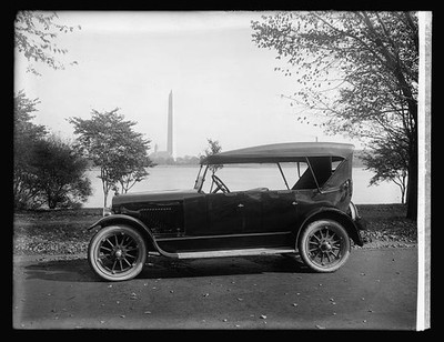 Photo:1920 Vogue Automobile by Washington Monument Riverfront