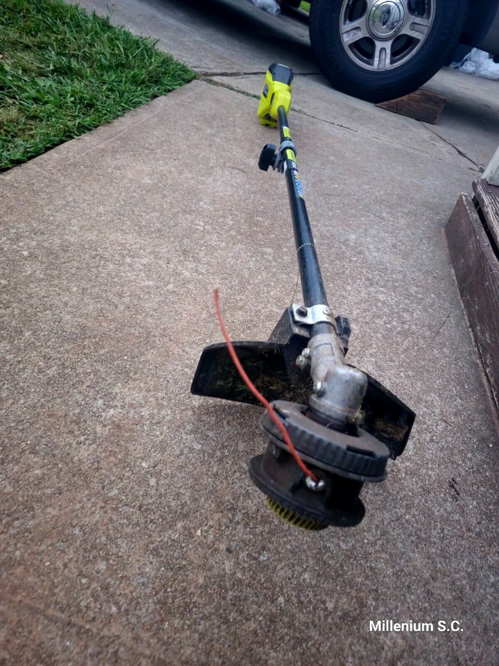 Recortadora de cuerda de eje de fibra de carbono sin escobillas Ryobi RY40HPST01 40V 16" (solo herramienta) Foto 3 de 4