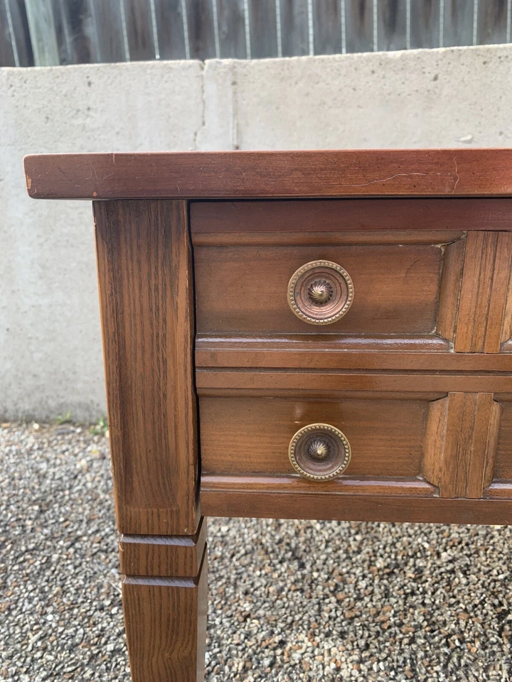 Mesa auxiliar vintage BASSETT FURNITURE 26inx26inx20 nogal y latón 1 cajón Foto 3 de 4