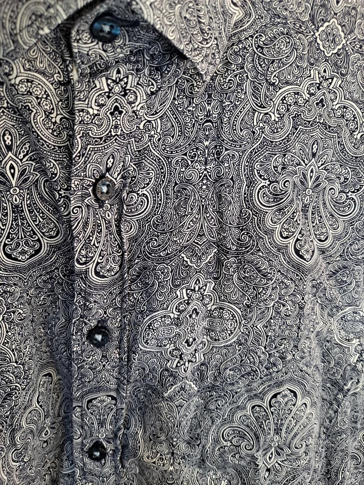 Camisa Insight X Calce Clásico Blanco y Negro Paisley Abotonada Talla Mediana Foto 2 de 4