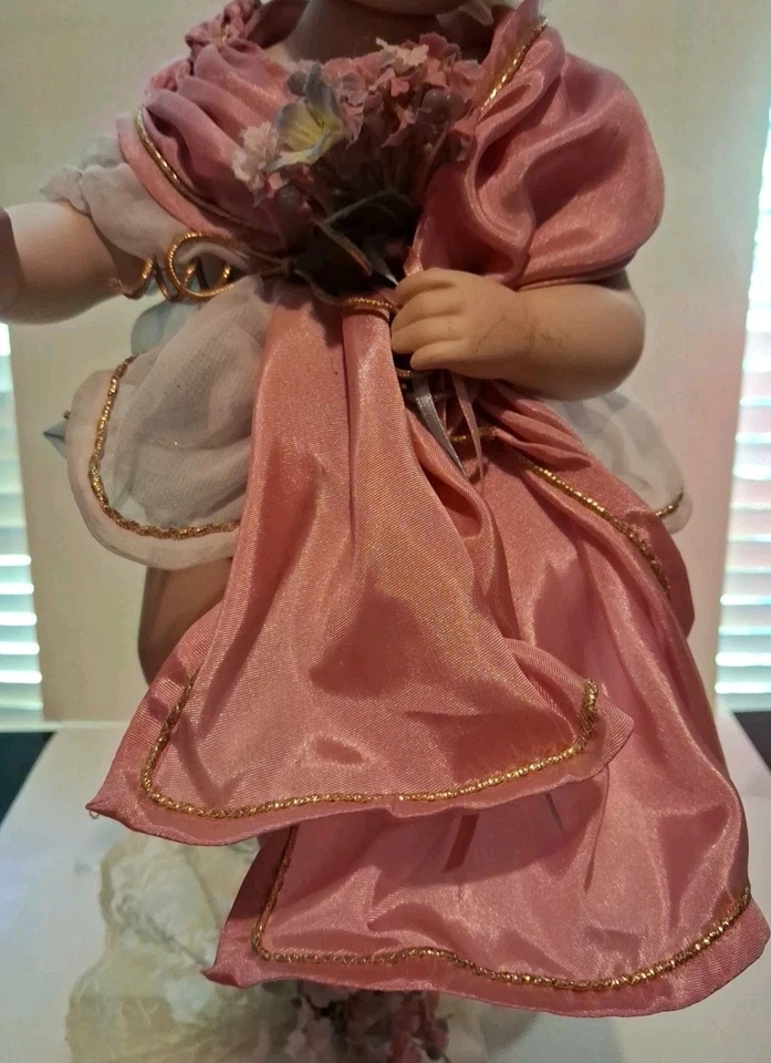 Фарфоровая кукла Arielle — The Spring Angel из коллекции Little Bit Of Heaven - Изображение 3 из 4