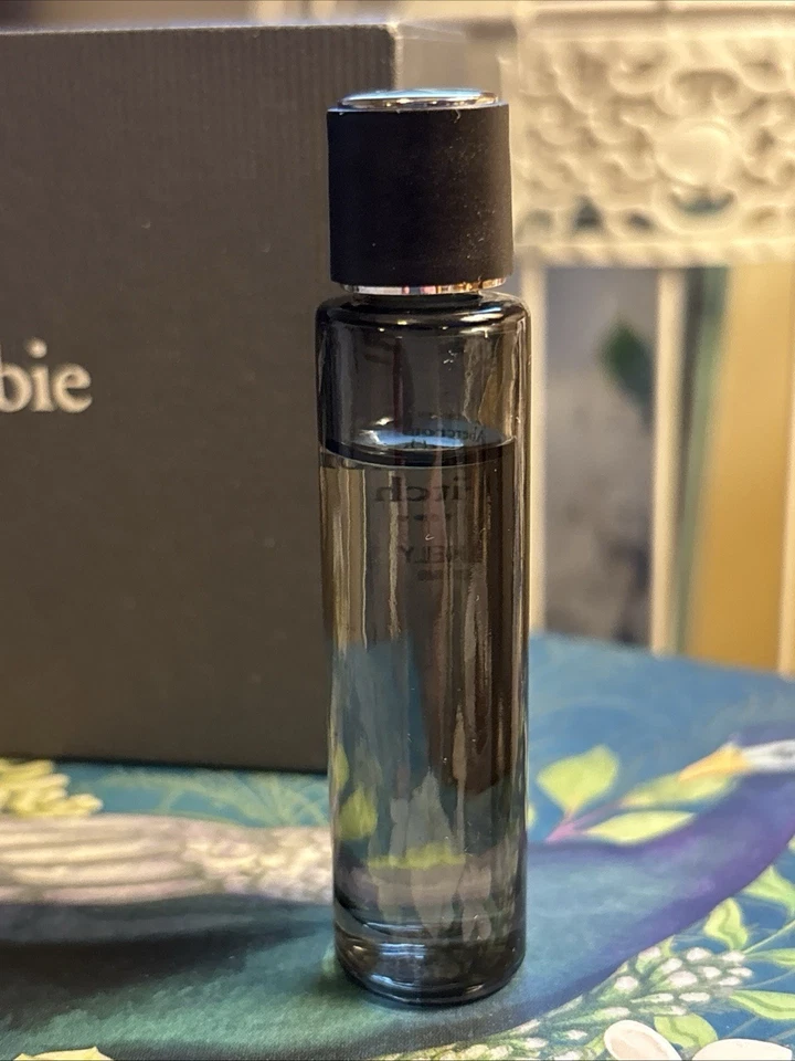 Perfume de mujer Abercrombie & Fitch Wakely de colección tamaño de viaje .17 fl oz/5 ml raro Foto 3 de 4