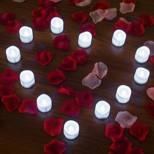 12pcs LED Tea Lights Candles Flameless with 100pcs Fake Rose Petals Cool White - Picture 8 of 12
