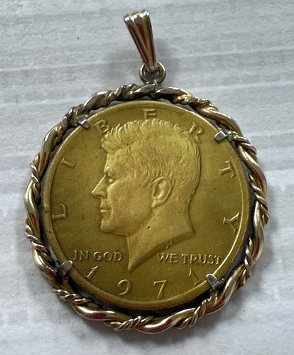 VTG 1971 President Kennedy Half Dollar Coin Pendant Framed In Gold-Tone Rope