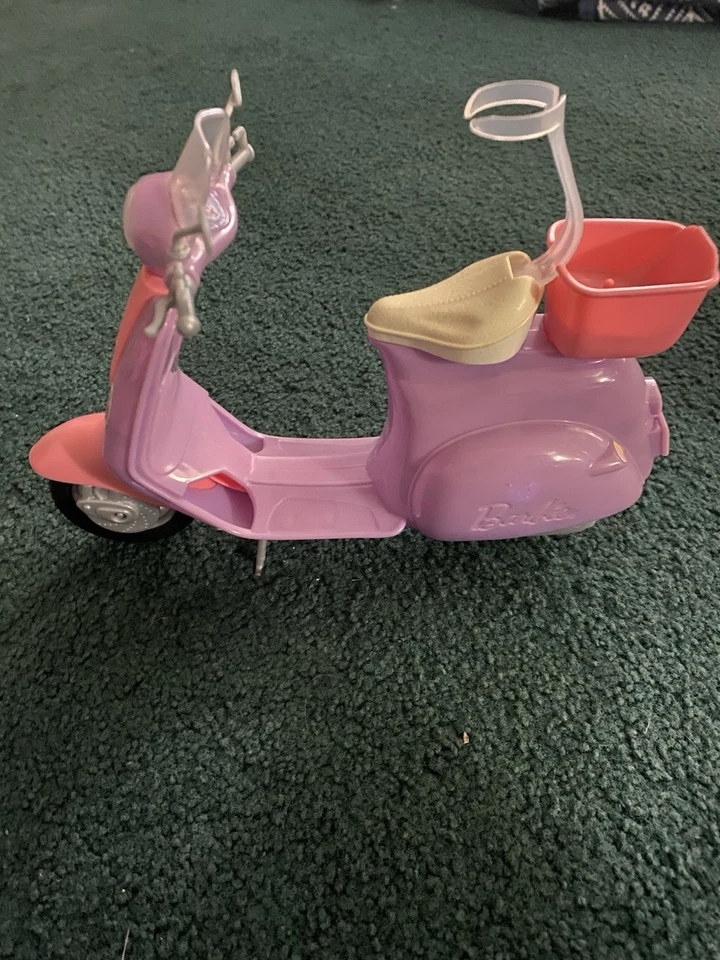 Scooter Vespa Barbie púrpura Mattel Foto 4 de 4
