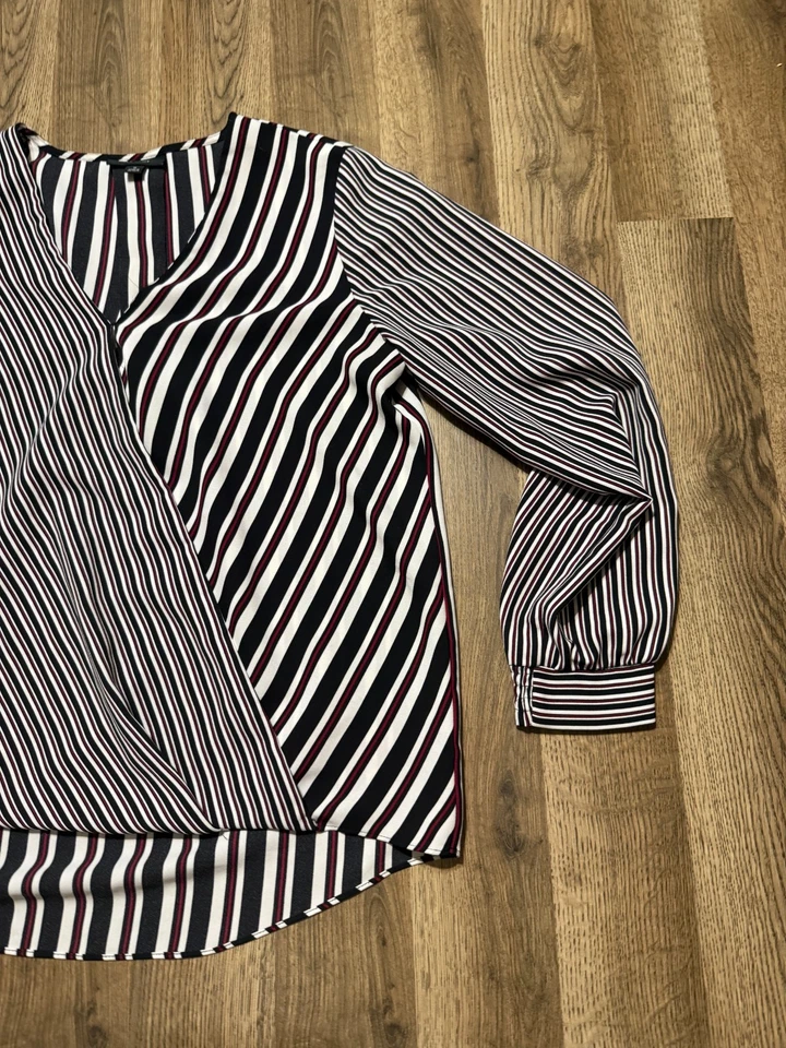 Blusa Alfani para mujer talla mediana, negra blanca roja a rayas manga larga cuello en V Foto 4 de 4