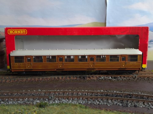 Hornby R4171A LNER 61ft 6in Corridor 1st Class Coach '31879' | Condition: Used