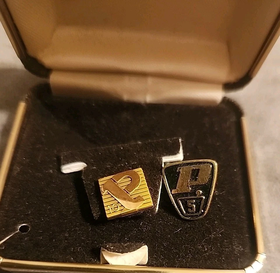 2 prendedores de solapa trasera vintage de empleados de farmacia People tono dorado  Foto 2 de 3