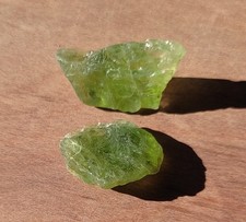 Péridots bruts de belle qualité, lot de 3,8 g - 2 gemmes naturels du Pakistan