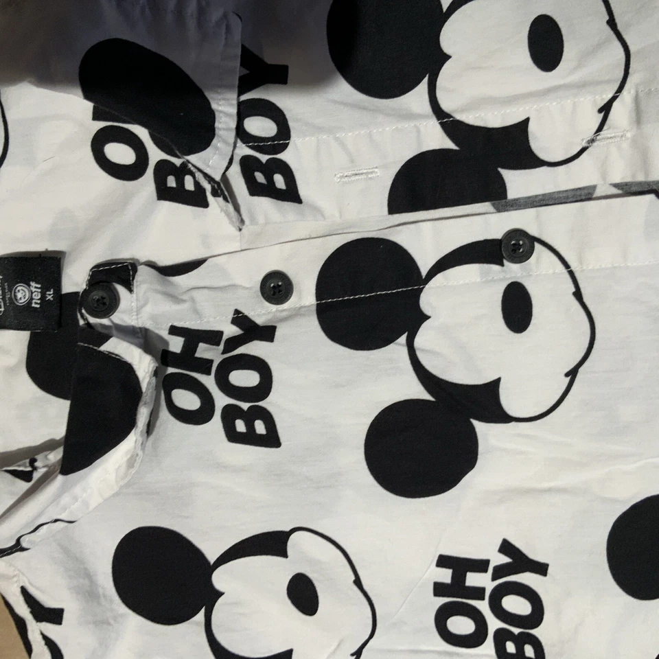 Camisa abotonada Neff Mickey Mouse talla XL blanca y negra Foto 2 de 4