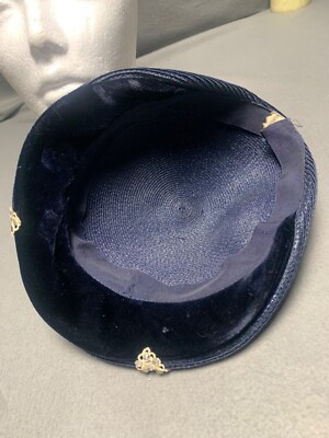 Vintage Navy Blue Velvet Hat by Donnybrook. Great condition well preserved.1960 Vintage Navy Blue Velvet Paneled Cloche Hat, 1960 main image 3
