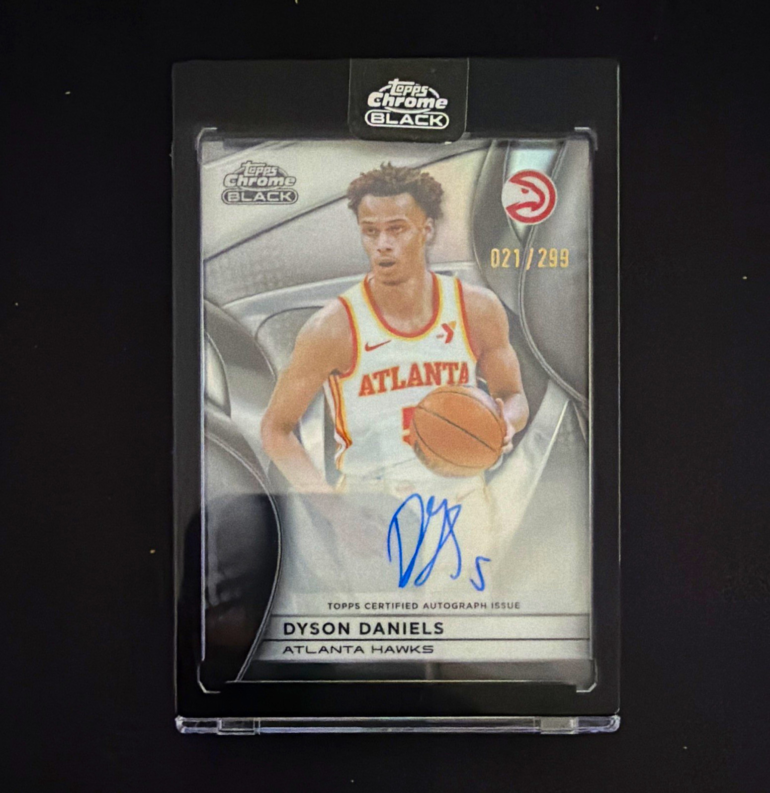 Topps 2025-26 Chrome Black Dyson Daniels AU-DDA Hawks Refractor Auto 021/299