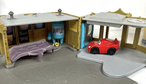 Disney Pixar Cars Luigi's Casa Della Tires Playset & Flo’s V8 Cafe TESTED - Picture 4 of 10