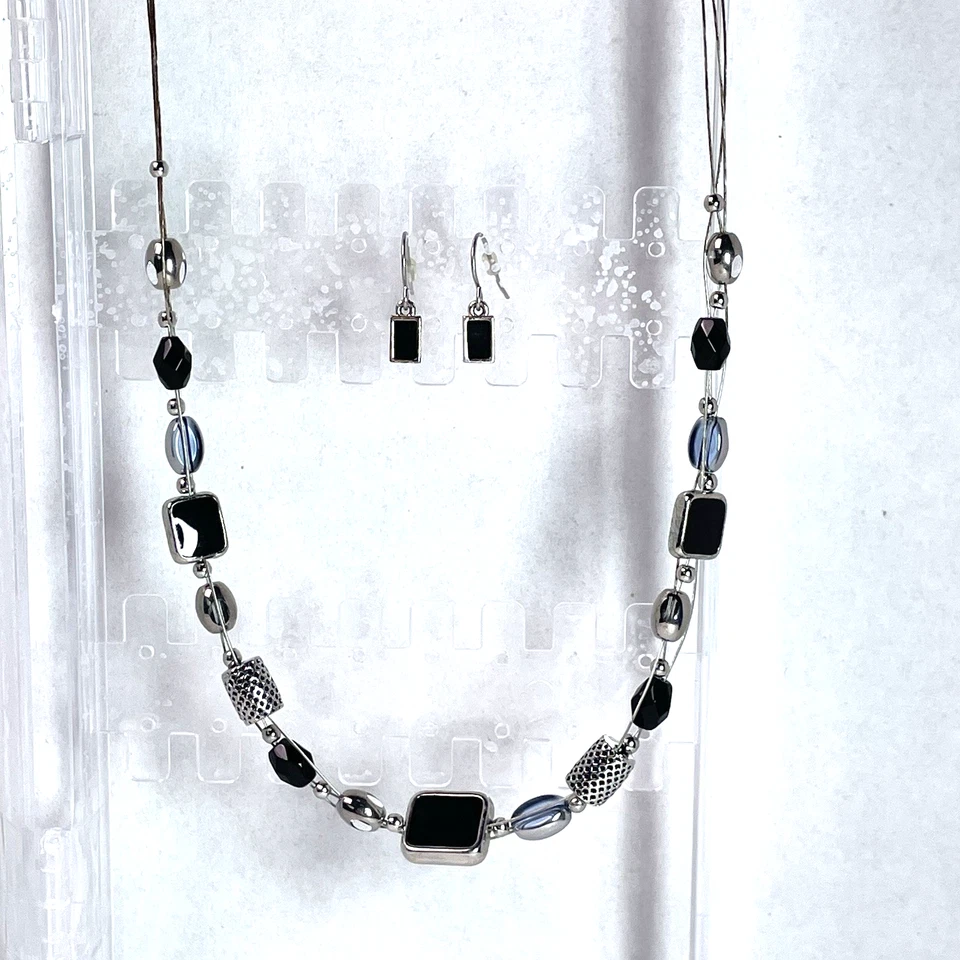 Juego de collar y pendientes a juego Lia Sophia ALTOS CORDONES cuentas negras y plateadas Foto 2 de 4