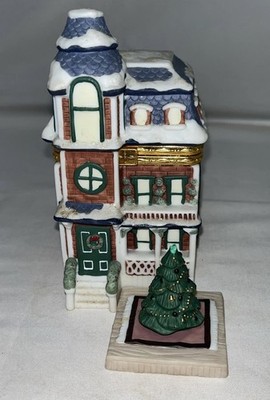 2001 Pfaltzgraff Winterberry House Christmas Gold Trim WITH TREE