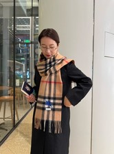 Burberry's new autumn and winter cashmere scarf